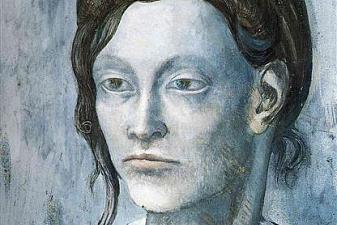 Woman with her ​​hair in a small bun